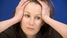 Eine Frau fasst sich an den Kopf (Symbolbild): Kopfschmerzen gehören zu den häufigsten Arten chronischer Schmerzen.