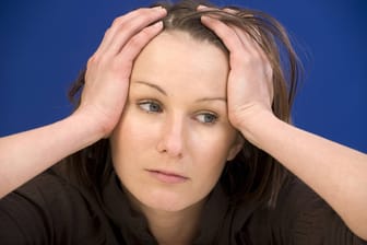 Eine Frau fasst sich an den Kopf (Symbolbild): Kopfschmerzen gehören zu den häufigsten Arten chronischer Schmerzen.