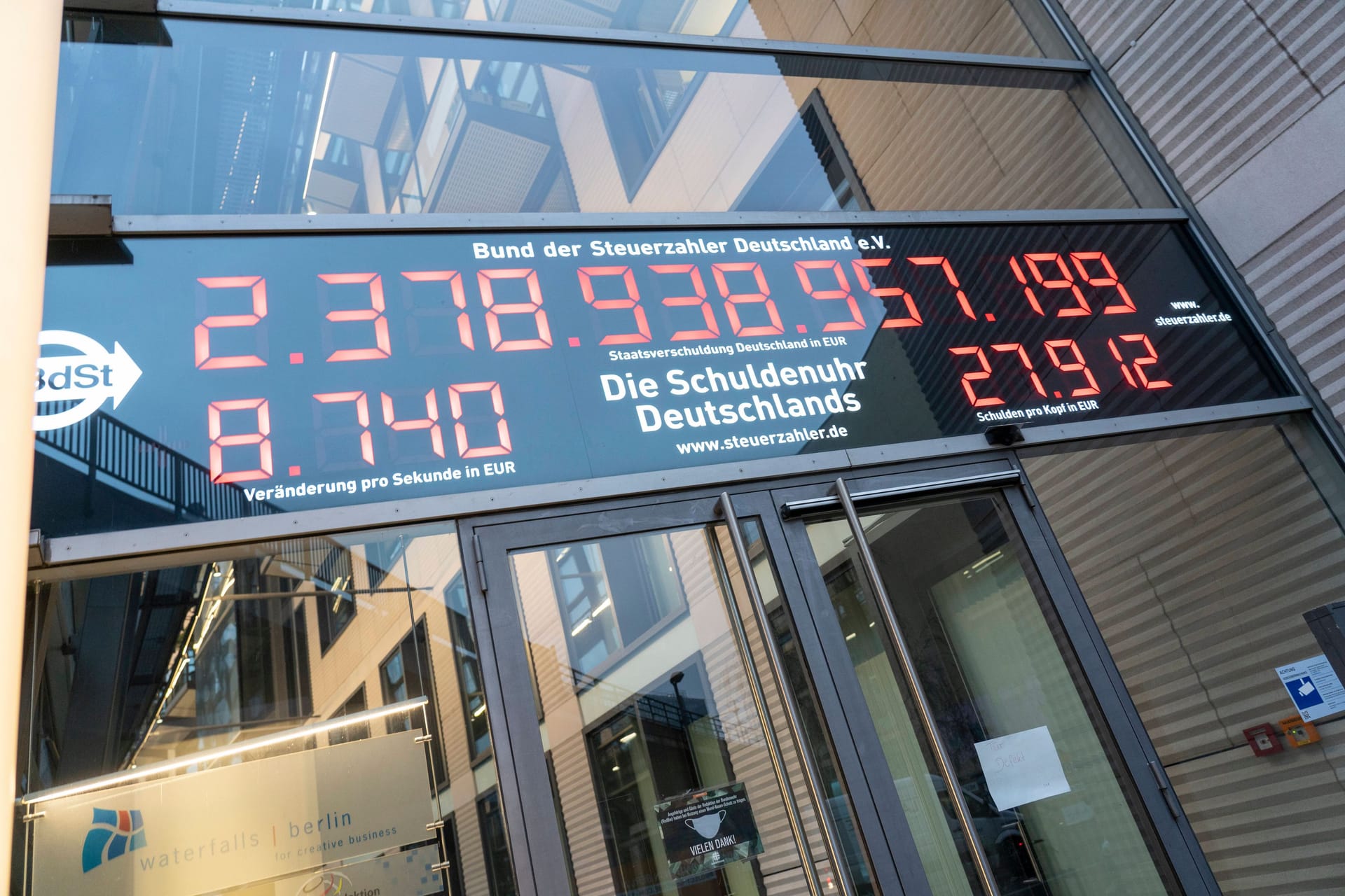 Die Schuldenuhr Deutschlands vor dem Büro des BdSt in Berlin (Archivbild): Der Bunde hat derzeit rund 1,7 Billionen Euro Schulden. Die Schuldenuhr Deutschlands vor dem Büro des BdSt in Berlin (Archivbild): Der Bunde hat derzeit rund 1,7 Billionen Euro Schulden.