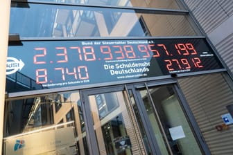 Die Schuldenuhr Deutschlands vor dem Büro des BdSt in Berlin (Archivbild): Der Bunde hat derzeit rund 1,7 Billionen Euro Schulden.