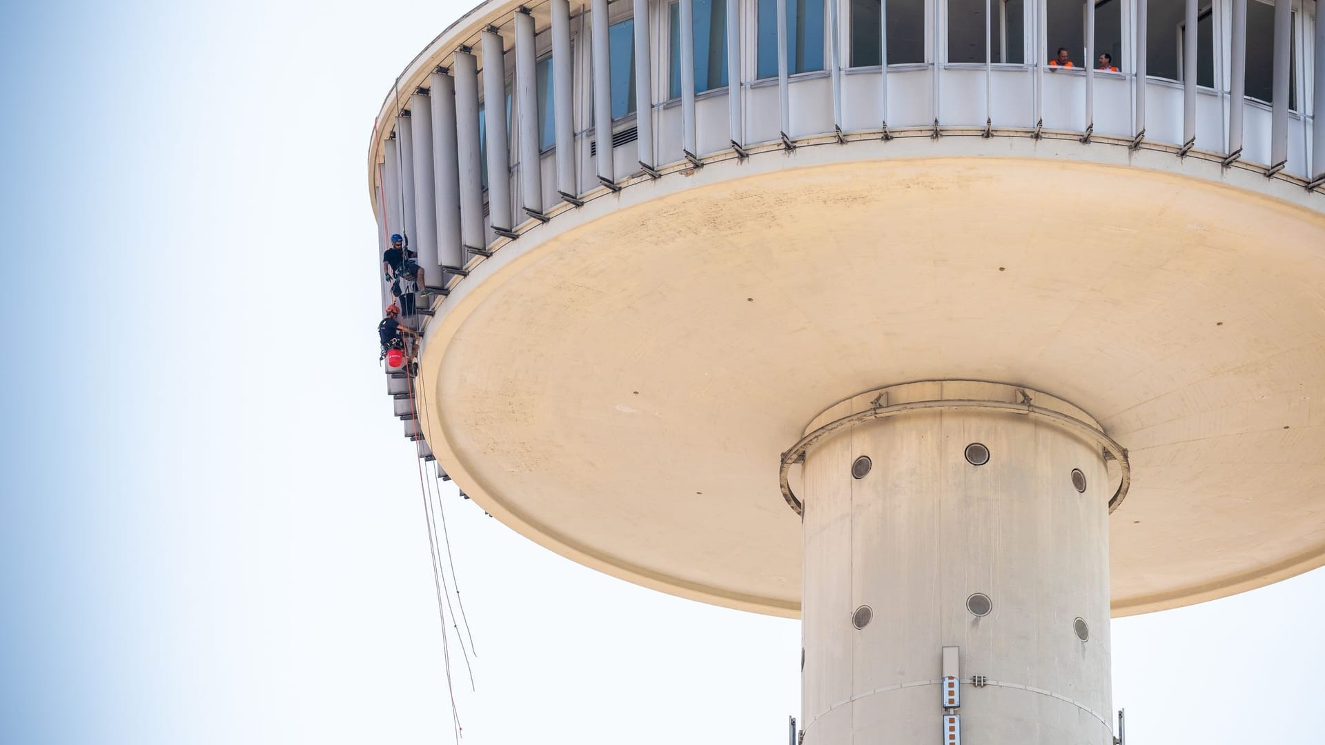 Arbeiten nach herabfallenden Steinen am VW-Tower in Hannover