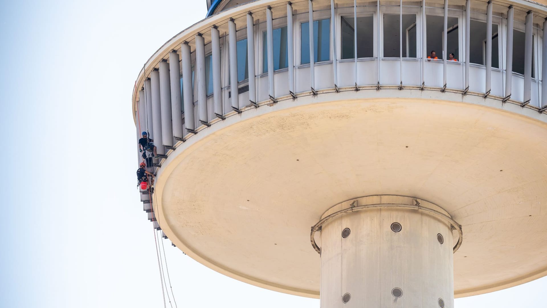 Arbeiten nach herabfallenden Steinen am VW-Tower in Hannover