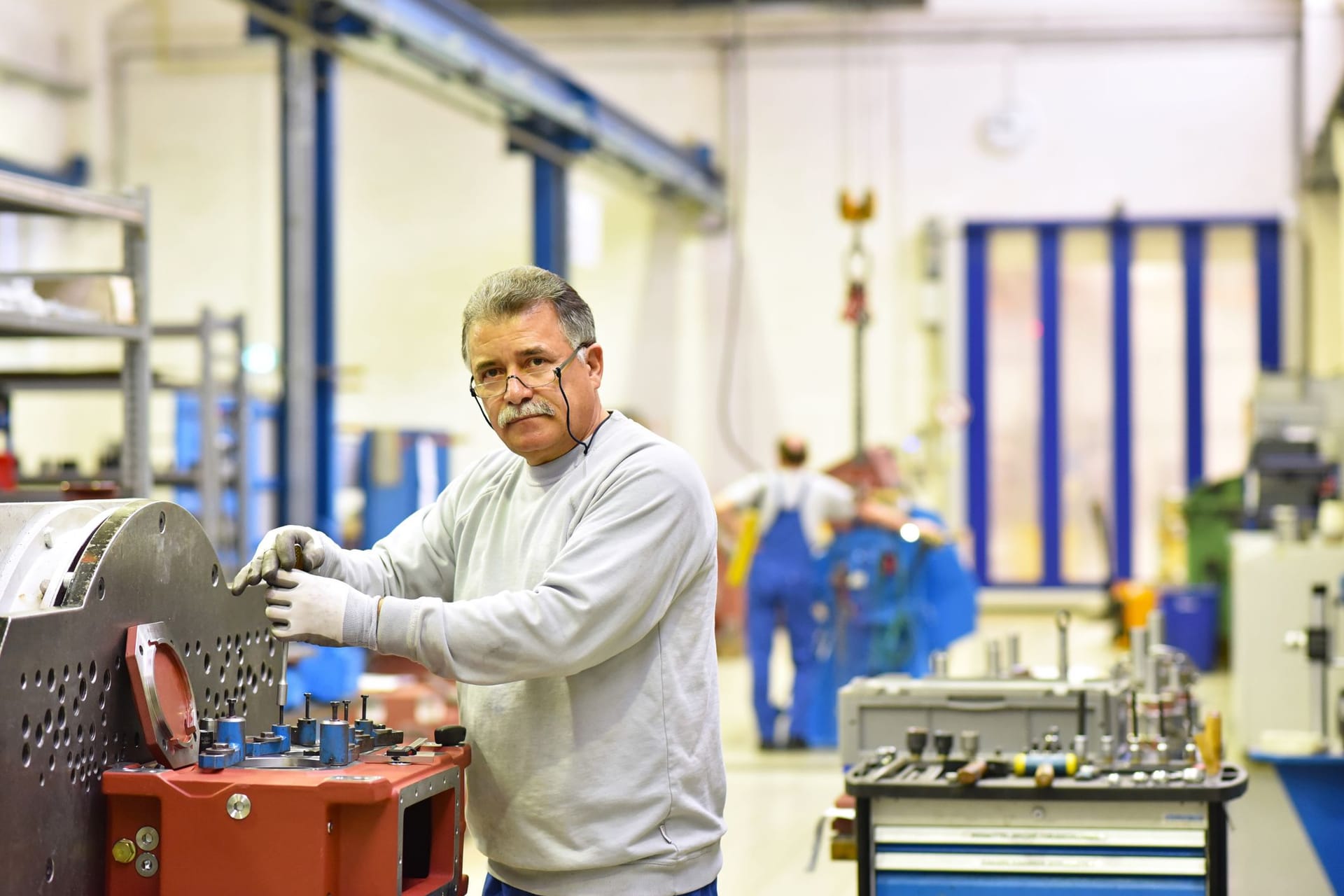 Rentner arbeitet als Mechaniker in einem Werk