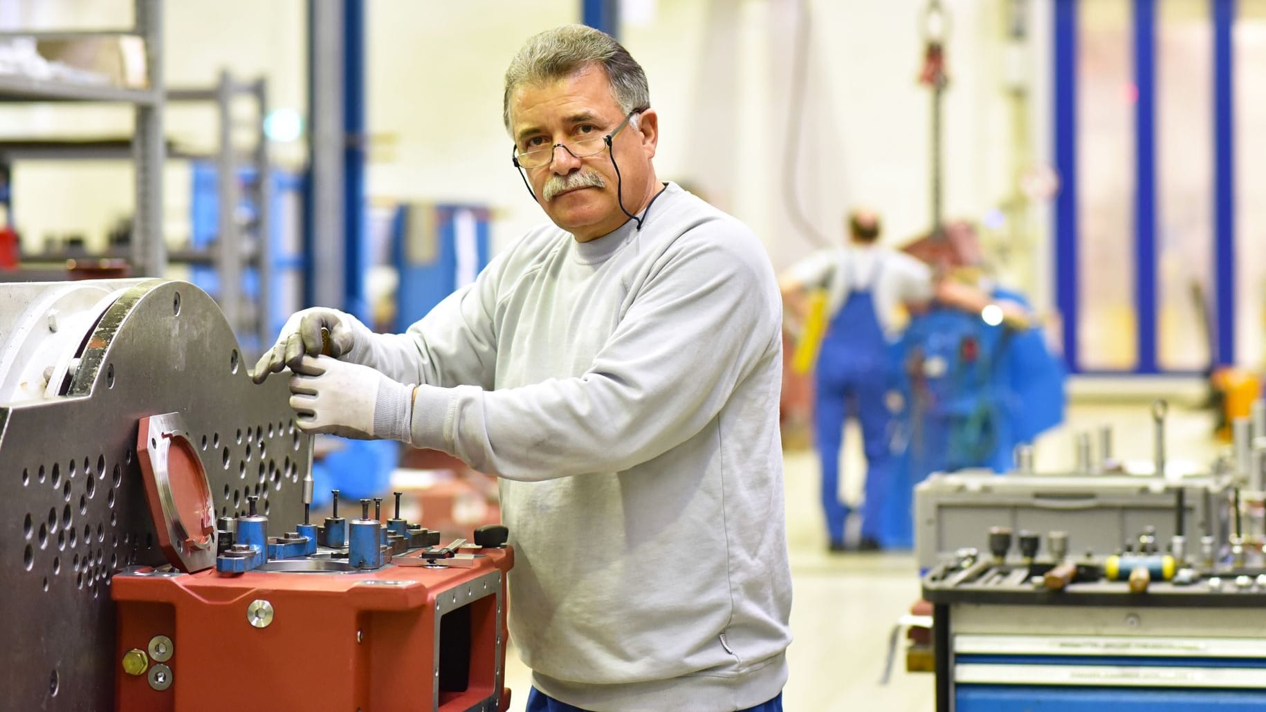 Rentner arbeitet als Mechaniker in einem Werk