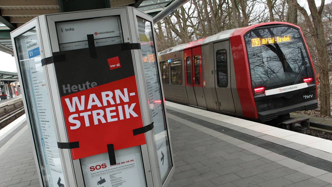 Eine U3 am Bahnhof (Symbolbild): Ein Warnstreik legt Hamburgs Busse und U-Bahnen für zwei Tage lahm.