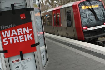 Eine U3 am Bahnhof (Symbolbild): Ein Warnstreik legt Hamburgs Busse und U-Bahnen für zwei Tage lahm.