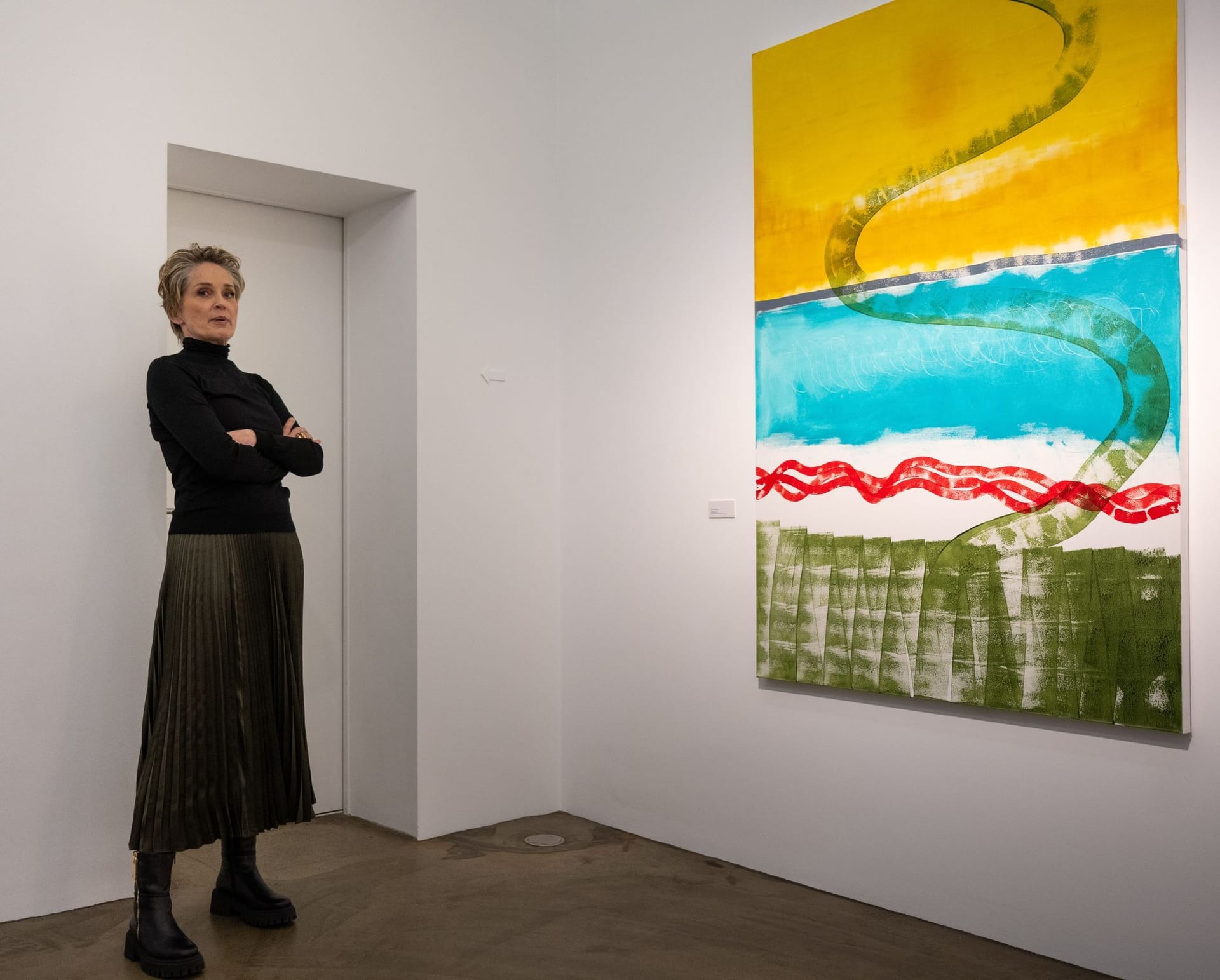 Sharon Stone steht vor einem ihrer Werke in der Galerie Deschler im Bezirk Mitte
