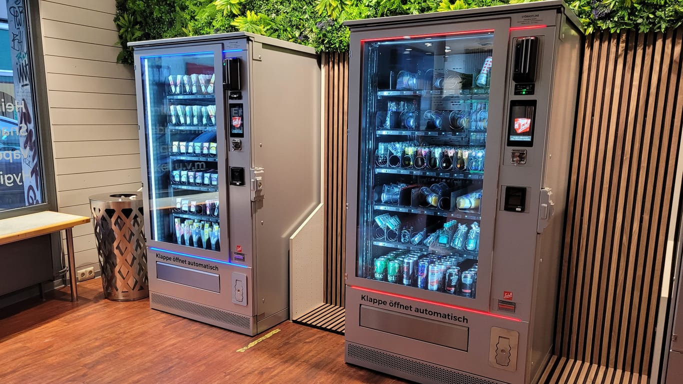 Mehrere Automaten stehen im Innenraum. Die Geräte sind unter anderem mit Spirituosen, Liquids für E-Zigaretten und verschiedenen Snacks gefüllt.
