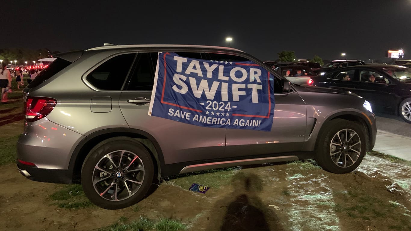 Politische Botschaft: Taylor Swift Fans in Philadelphia wollen sie statt Donald Trump.