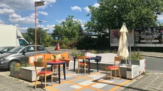 Ein Parklet in der Vogelweiherstraße: Solche Parklets – Sitzflächen mit Grün – sind schon in mehreren Stadtteilen in Nürnberg entstanden (Archivbild).