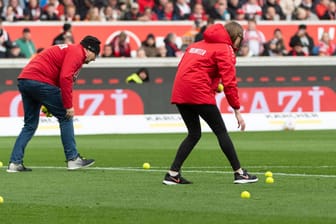 Tennis-Bälle werden im Stuttgarter Stadion eingesammelt: Ein TV-Experte präsentierte sich sehr genervt von den Fan-Protesten.