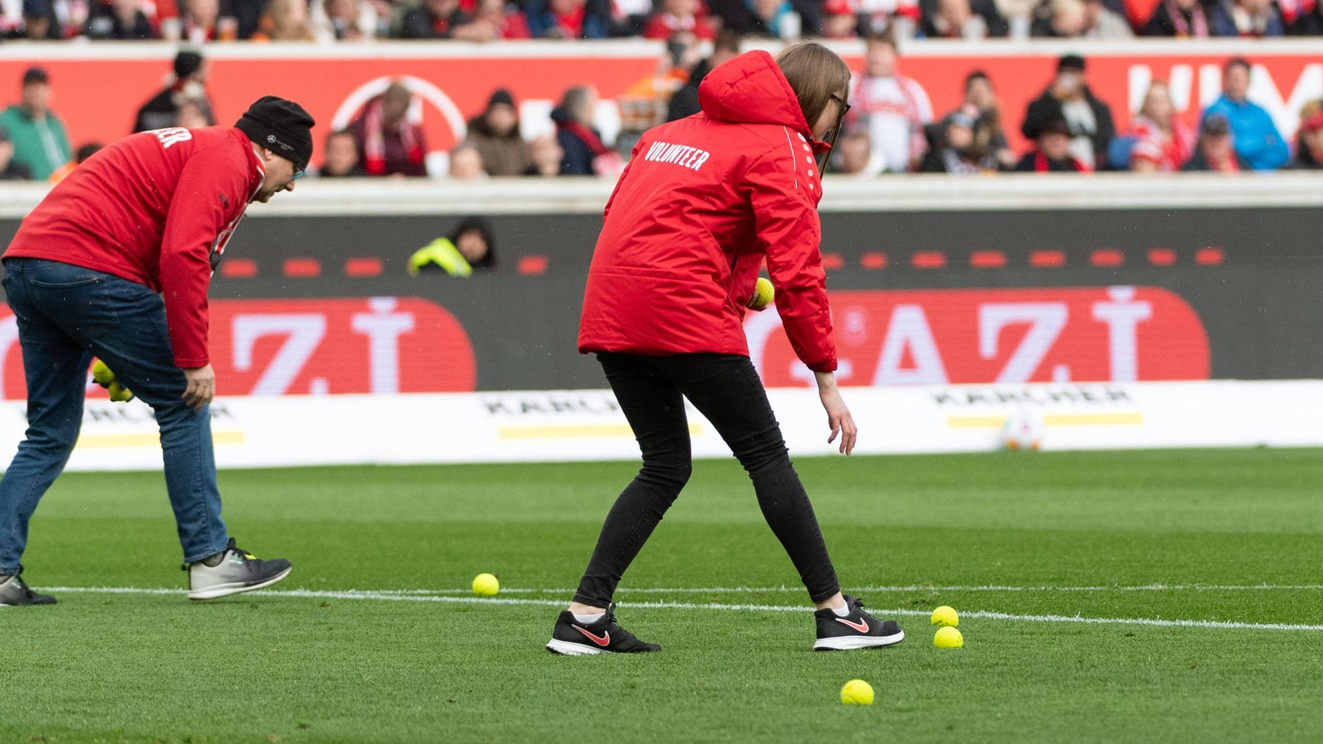 Tennis-Bälle werden im Stuttgarter Stadion eingesammelt: Ein TV-Experte präsentierte sich sehr genervt von den Fan-Protesten.