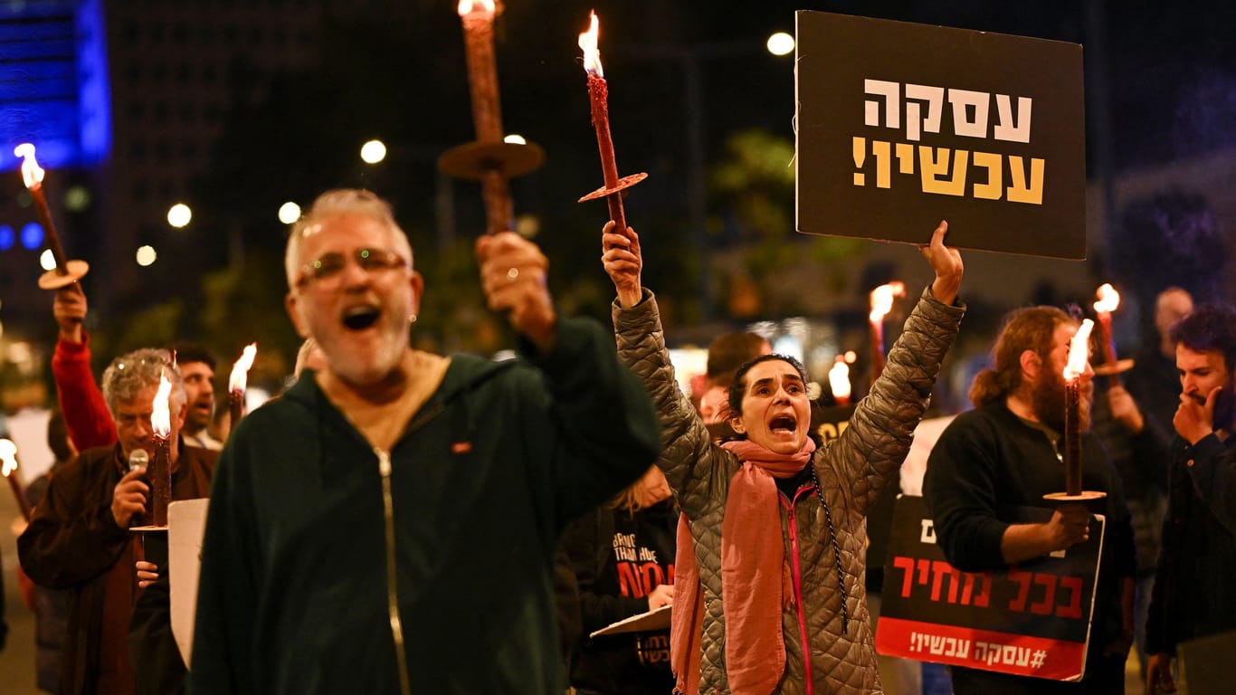 Proteste in Tel Aviv: Die Angehörigen der Geiseln protestieren dafür, dass die Freilassung ihrer Liebsten die oberste Priorität in der israelischen Regierung bekommt.