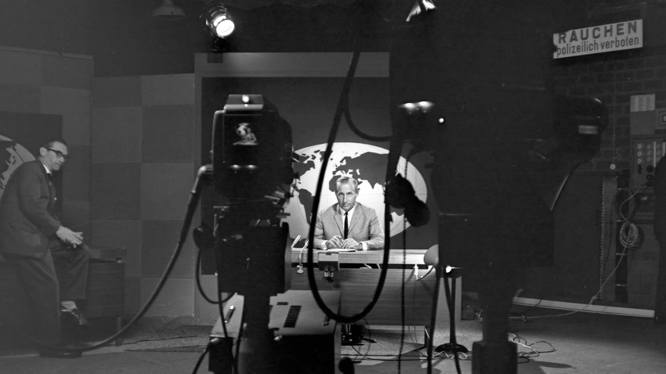 Ton- und Lichtcheck mit Karl Heinz Köpcke im Studio der ARD-Nachrichtensendung "Tagesschau" beim NDR in Hamburg-Lokstedt in den Sechzigerjahren