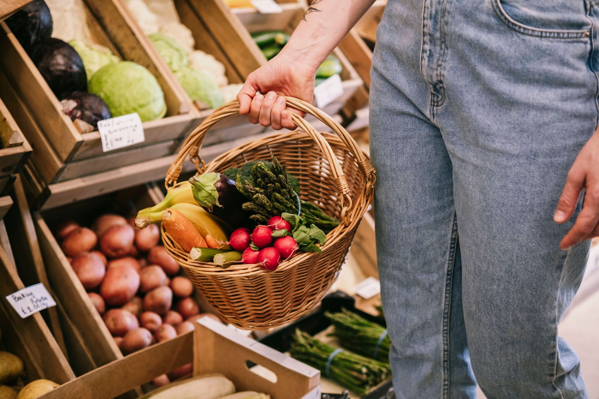Eine Frau kauft in einem Bio-Supermarkt ein (Symbolbild). Für die Auswertung wurden die 20 größten Städte Deutschlands in fünf verschiedenen Kategorien untersucht.