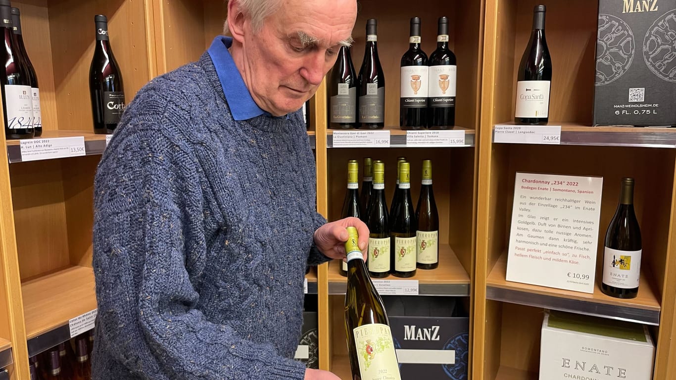 Einzelkaufmann Uwe Beuck: Der Inhaber ist besonders stolz auf seine Weinsammlung. Das Wissen habe er sich selbst angeeignet.