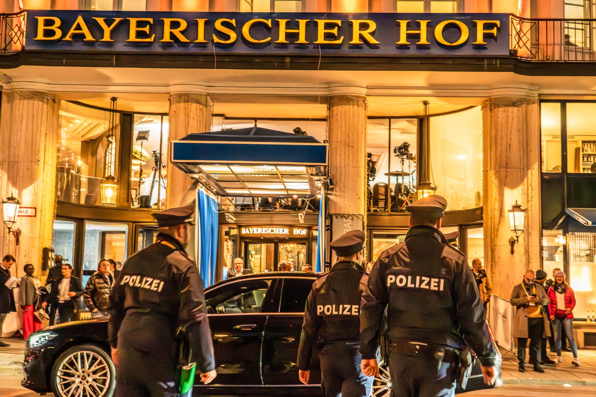 Polizisten stehen vor dem "Bayerischen Hof", in dem die Münchner Sicherheitskonferenz stattfindet.