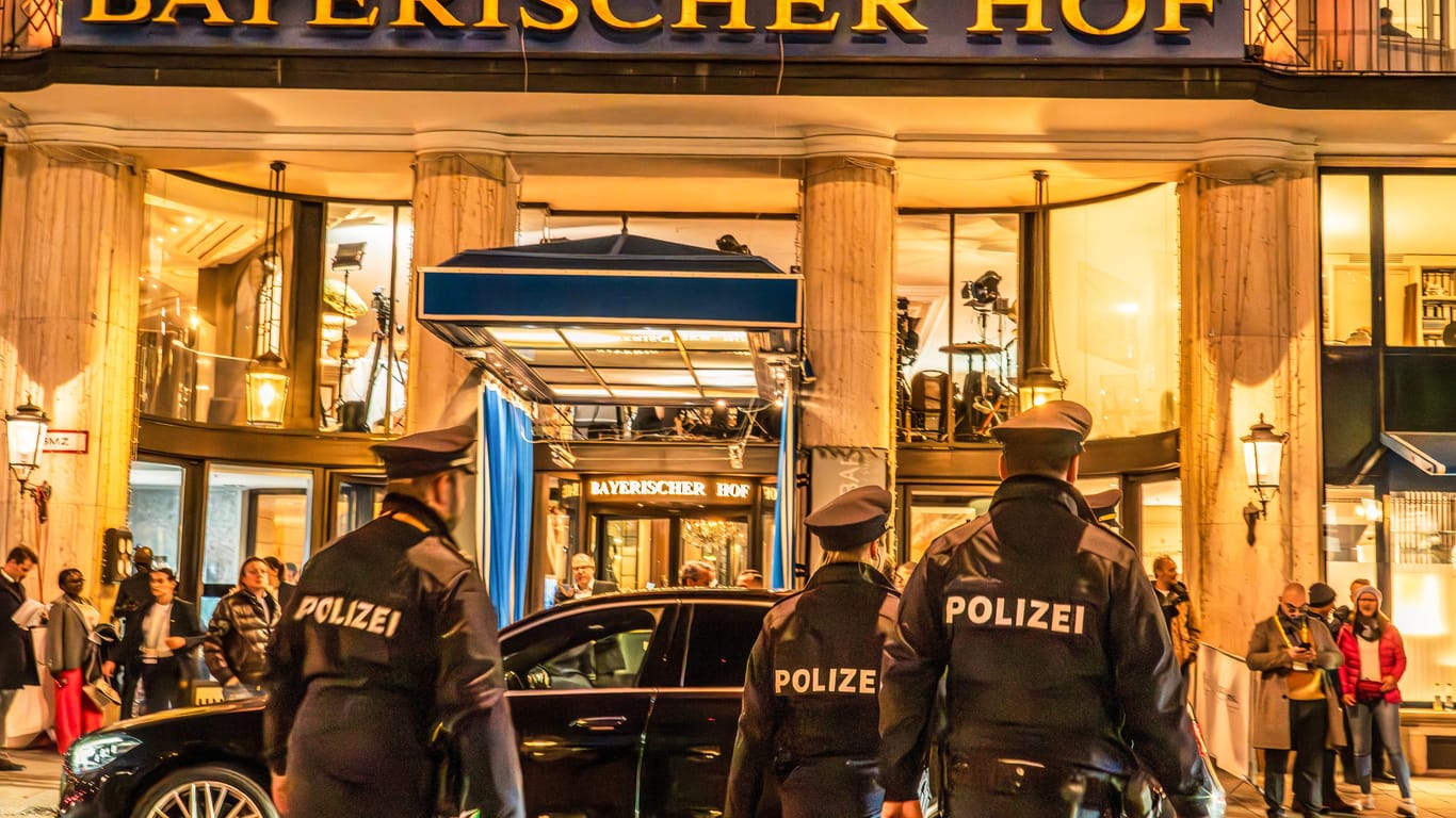 Polizisten stehen vor dem "Bayerischen Hof", in dem die Münchner Sicherheitskonferenz stattfindet.