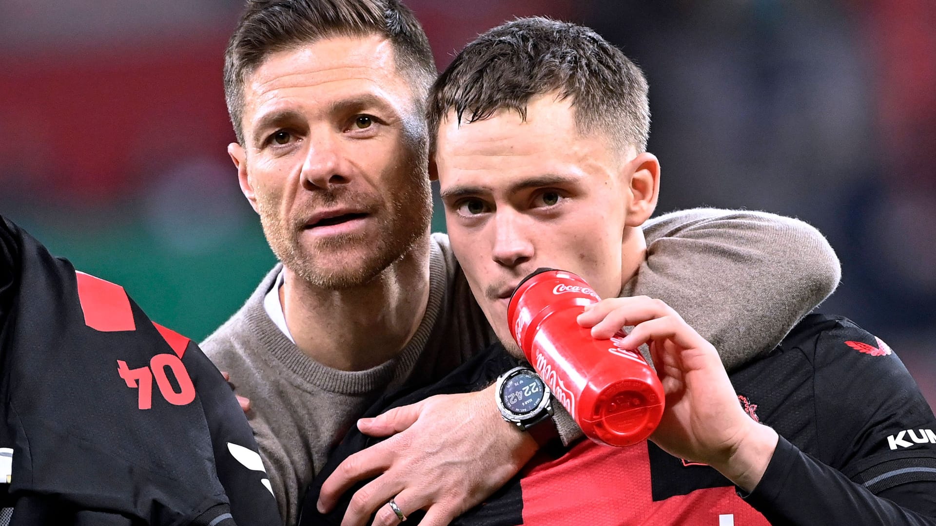 Xabi Alonso (hinten) und Florian Wirtz: Leverkusen muss sich am Samstag gegen Bayern beweisen.