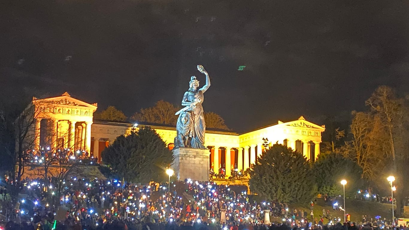 Rund um die Bavaria Statue bei der Theresienwiese setzten die Menschen mit ihren Lichtern ein Zeichen gegen rechts.