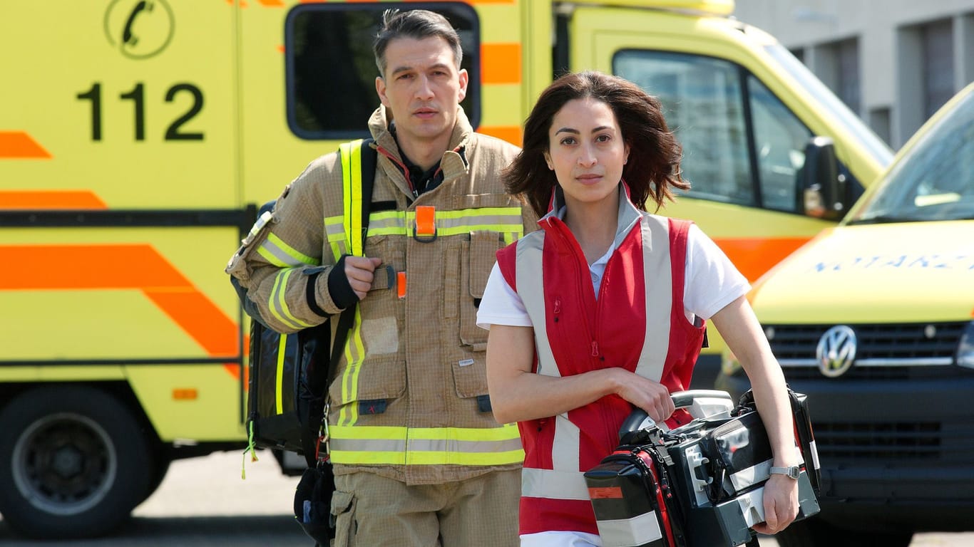 Sabrina Amali als Dr. Nina Haddad und Max Hemmersdorfer als Feuerwehrmann Markus Probst in "Die Notärztin".