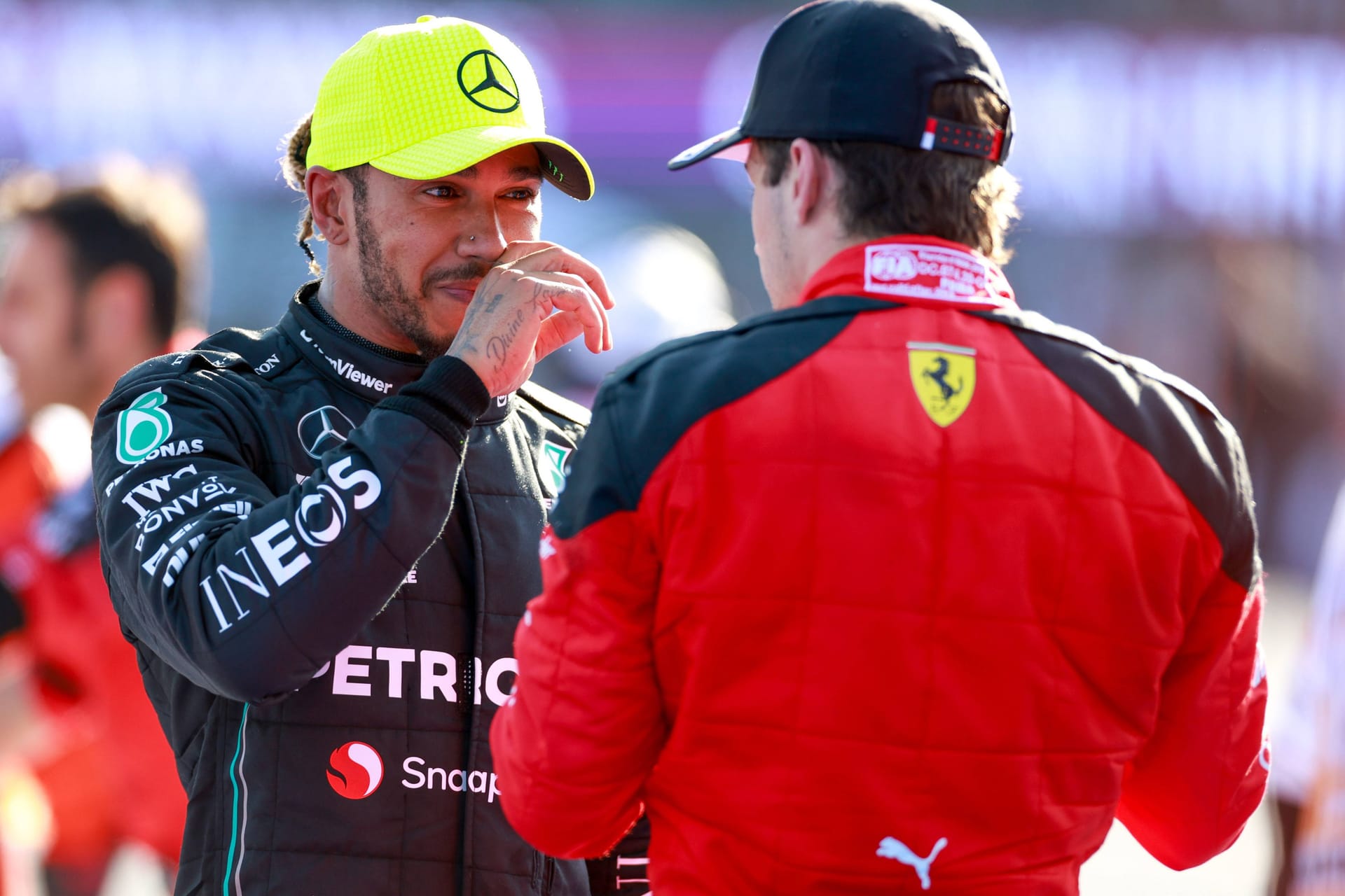 Lewis Hamilton (links) und Charles Leclerc: Werden die beiden bald Teamkollegen?