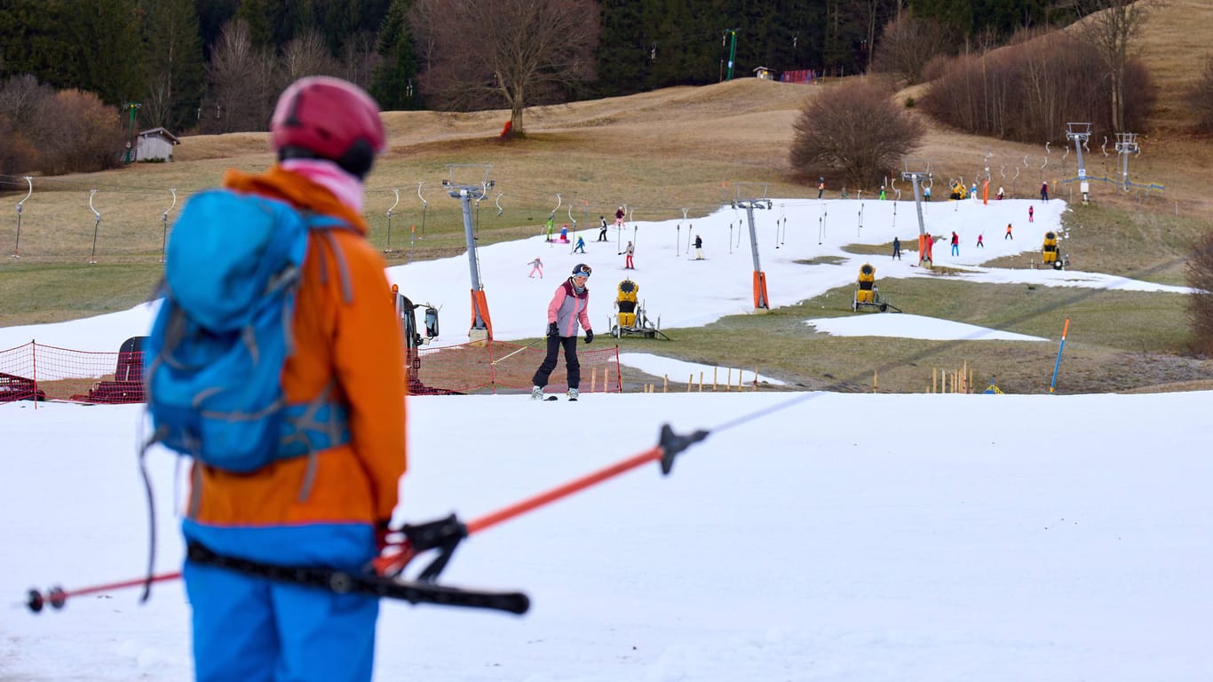 Schneereste im bayerischen "Winter" (Archivfoto): Skispaß kommt so nicht auf.