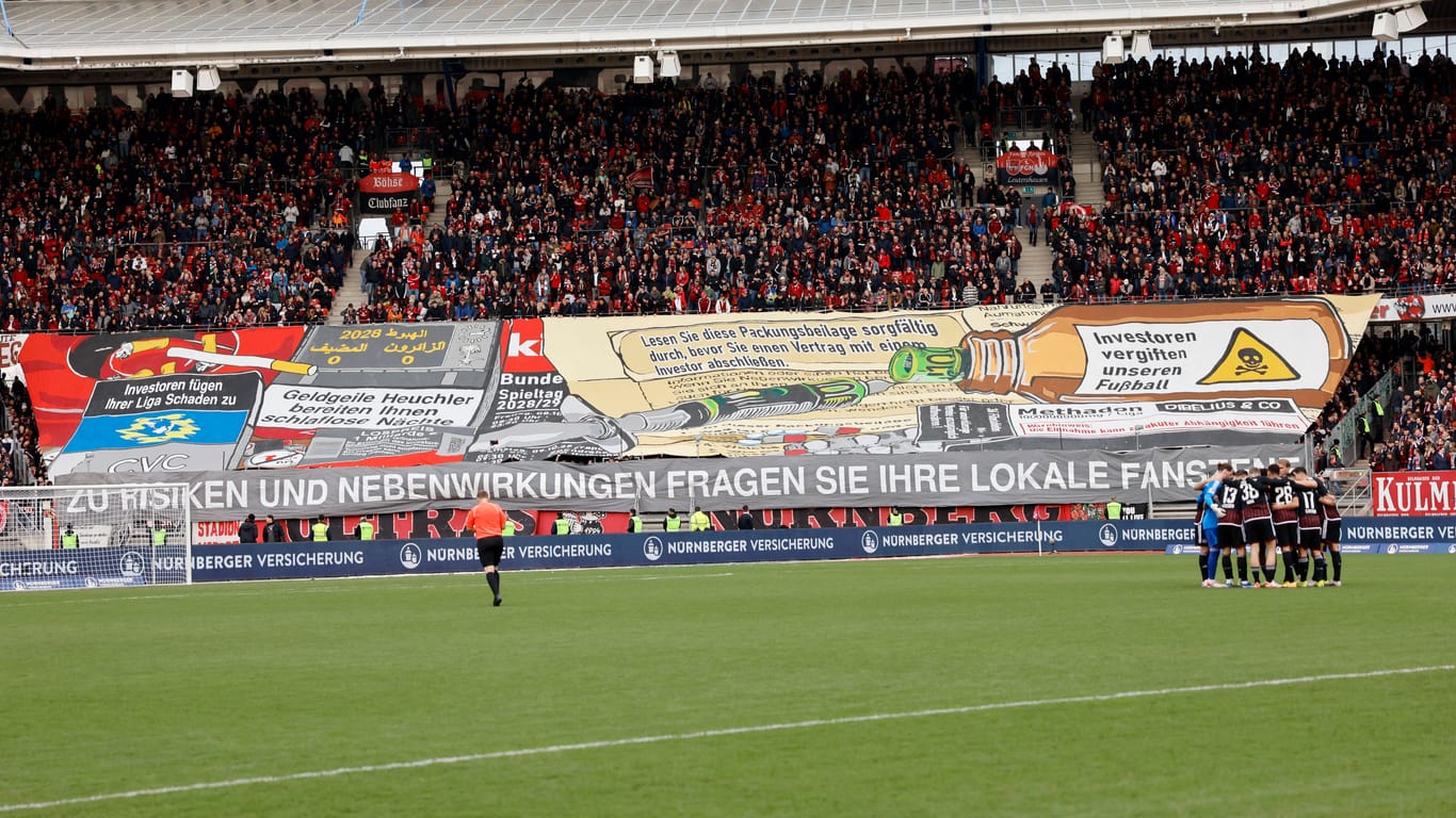 Die Fans des 1. FC Nürnberg zeigen vor dem Spiel gegen Kaiserslautern, was sie von den geplanten Investoreneinstiegen halten.