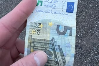 Signierter Fünf-Euro-Schein: Oft bekommt der Geldverstecker persönliche Nachrichten, wenn die Scheine gefunden wurden.