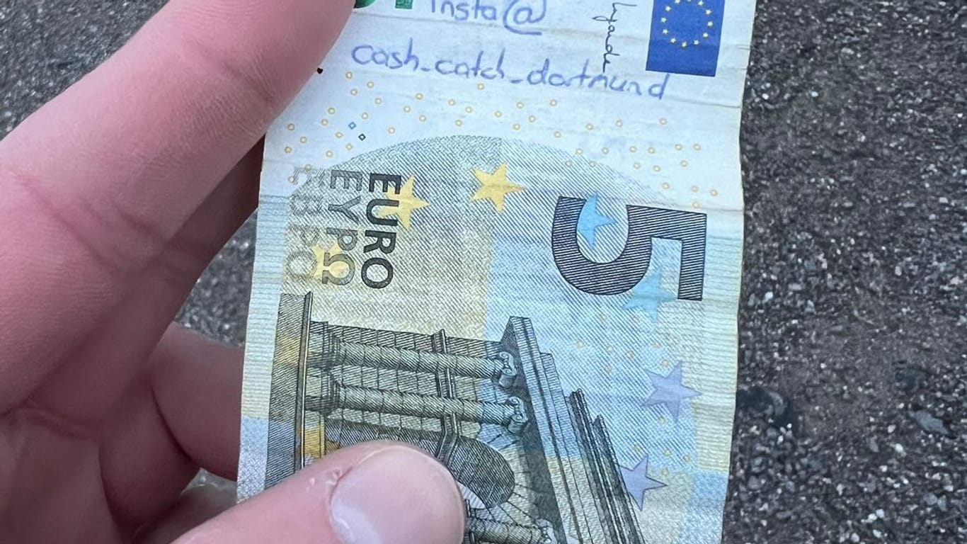 Signierter Fünf-Euro-Schein: Oft bekommt der Geldverstecker persönliche Nachrichten, wenn die Scheine gefunden wurden.