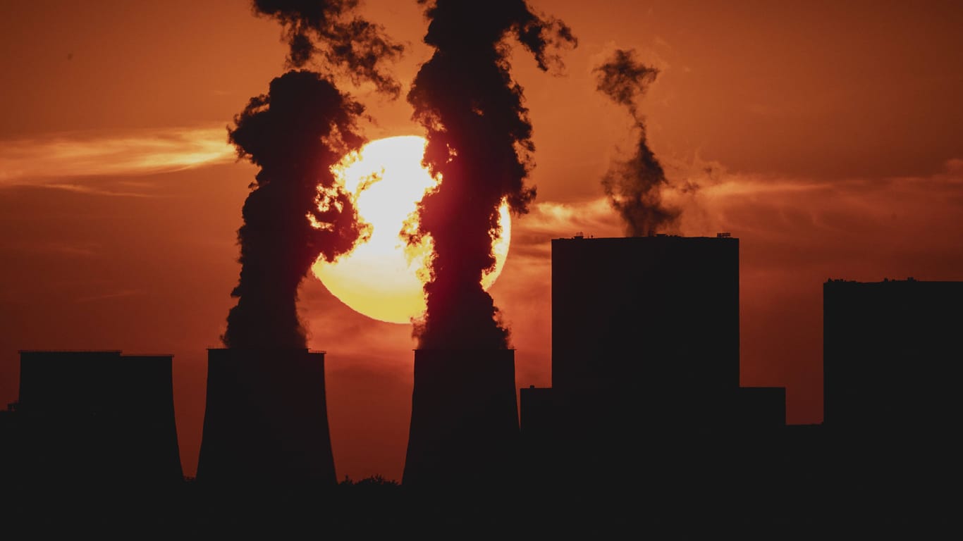 Ein Kohlekraftwerk im Sonnenuntergang (Symbolbild): Viele Regierungen bauen auf die massenhafte Kohlenstoffentfernung aus der Atmosphäre.