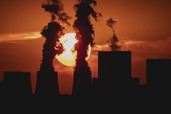 Ein Kohlekraftwerk im Sonnenuntergang (Symbolbild): Viele Regierungen bauen auf die massenhafte Kohlenstoffentfernung aus der Atmosphäre.