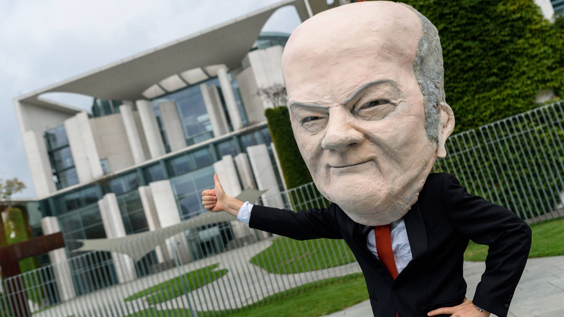 Demonstrant mit Maske von Olaf Scholz: Die Aktivisten von "Fridays for Future" haben dem Kanzler einen Brief mit Forderungen geschickt.