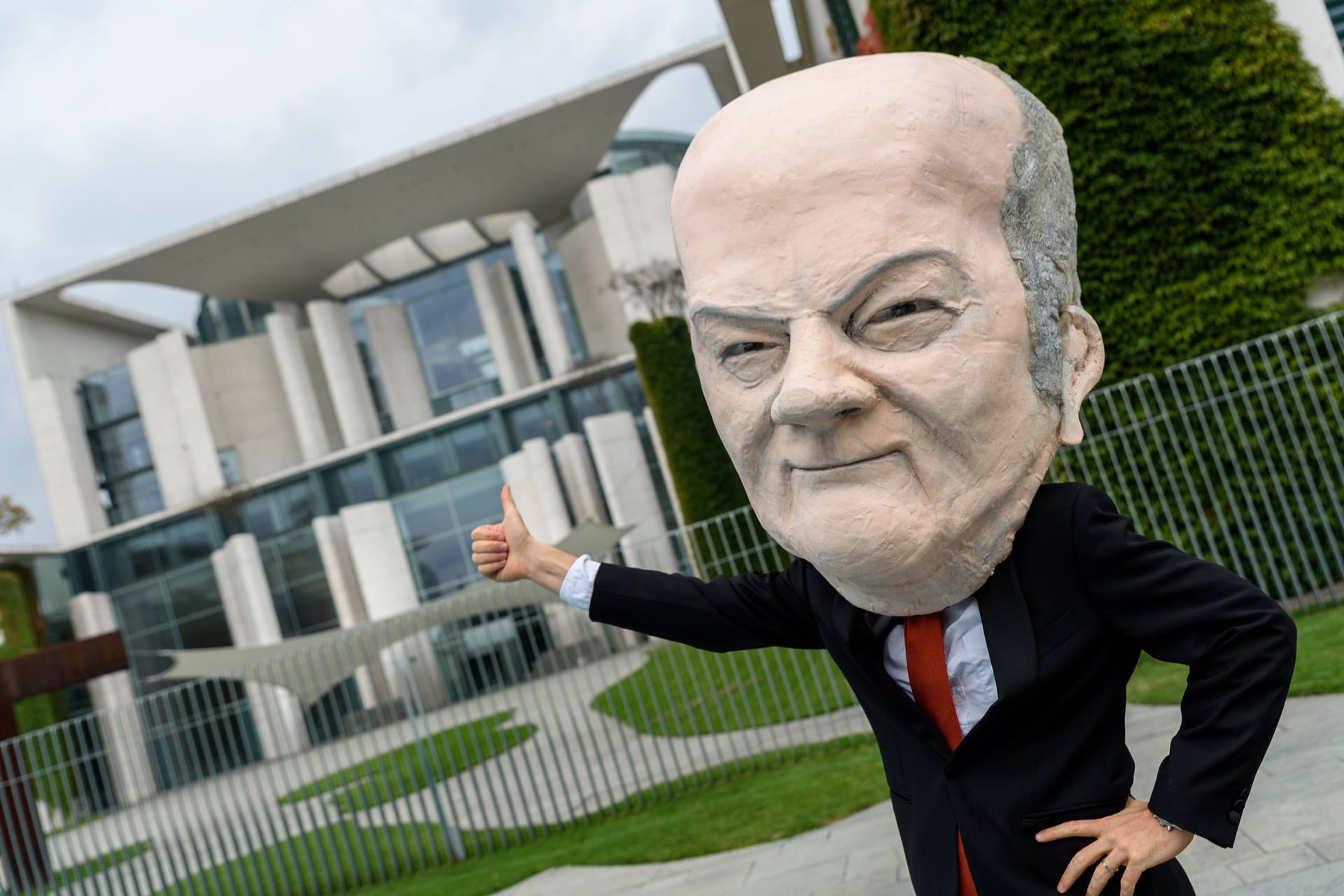 Demonstrant mit Maske von Olaf Scholz: Die Aktivisten von "Fridays for Future" haben dem Kanzler einen Brief mit Forderungen geschickt.