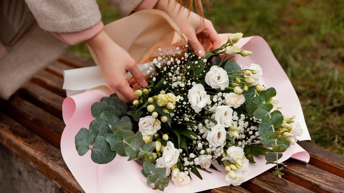 Die schönsten Blumensträuße zum Valentinstag können Sie problemlos online auswählen und bequem nach Hause liefern lassen.
