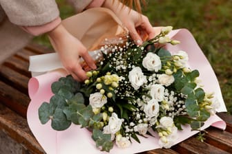 Die schönsten Blumensträuße zum Valentinstag können Sie problemlos online auswählen und bequem nach Hause liefern lassen.