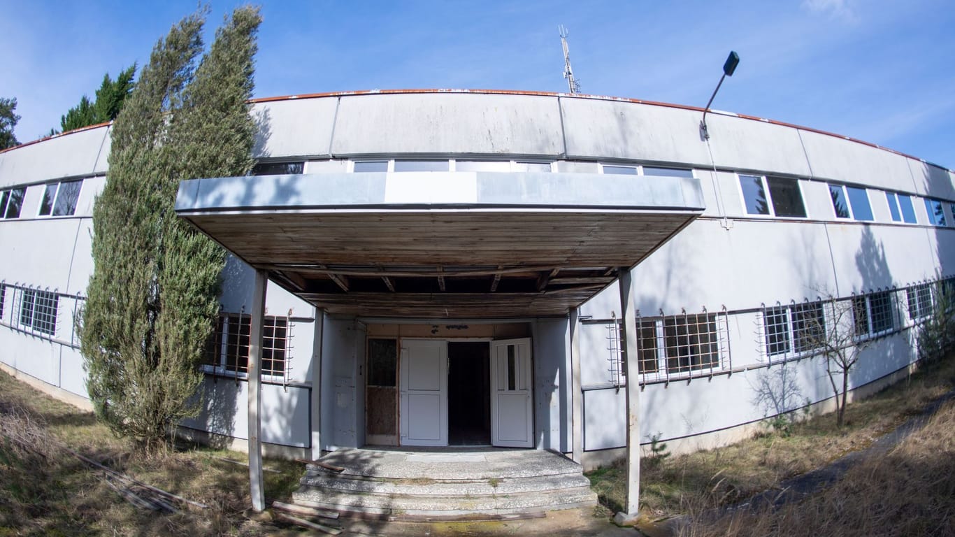 Mannschaftsgebäude auf dem Gelände des Bunkers: In Mecklenburg-Vorpommern wird ein DDR-Bunker verkauft.