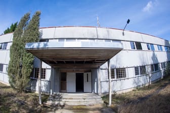 Mannschaftsgebäude auf dem Gelände des Bunkers: In Mecklenburg-Vorpommern wird ein DDR-Bunker verkauft.