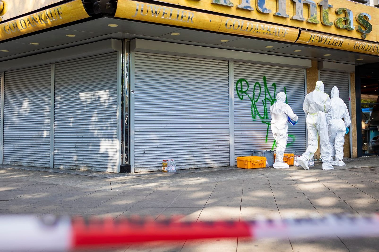 Mitarbeiter der Spurensicherung der Polizei arbeiten vor einem Juwelier, der zuvor ausgeraubt wurde (Archivbild): Einer der Täter wurde nun verurteilt.