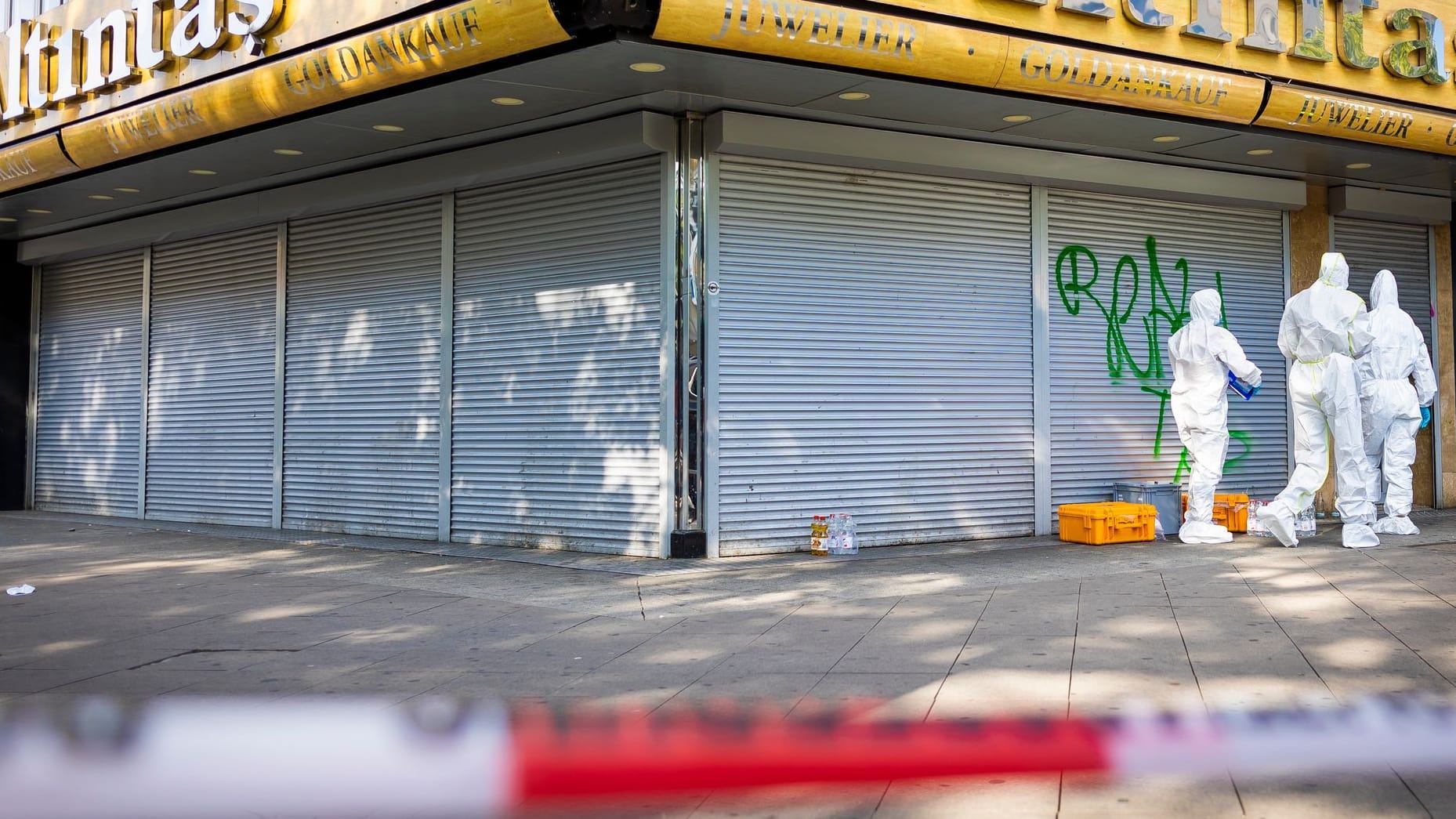 Mitarbeiter der Spurensicherung der Polizei arbeiten vor einem Juwelier, der zuvor ausgeraubt wurde (Archivbild): Einer der Täter wurde nun verurteilt.