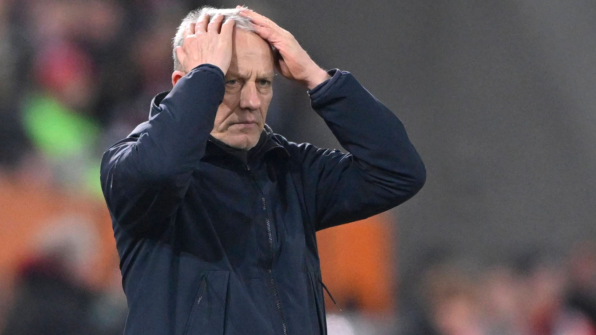 Christian Streich: Der Freiburger Trainer sah eine bittere Niederlage seines Teams. Christian Streich: Der Freiburger Trainer sah eine bittere Niederlage seines Teams.