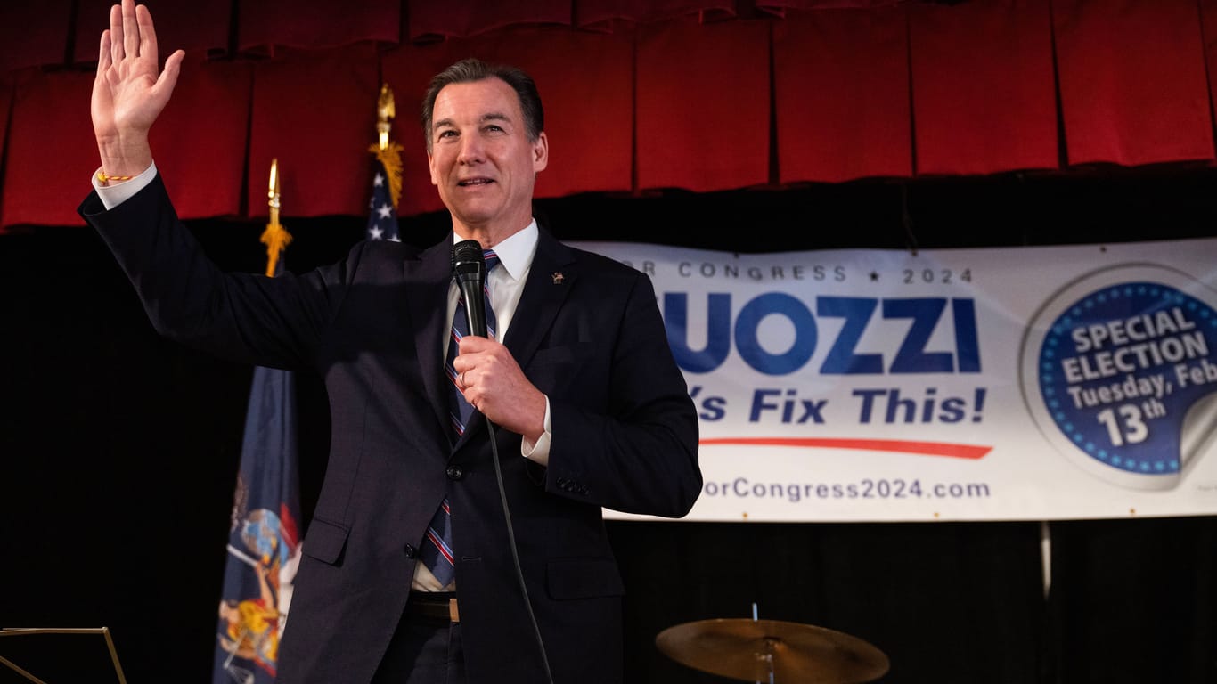 Tom Suozzi hat für die Demokraten einen wichtigen Sieg bei einer Nachwahl errungen.