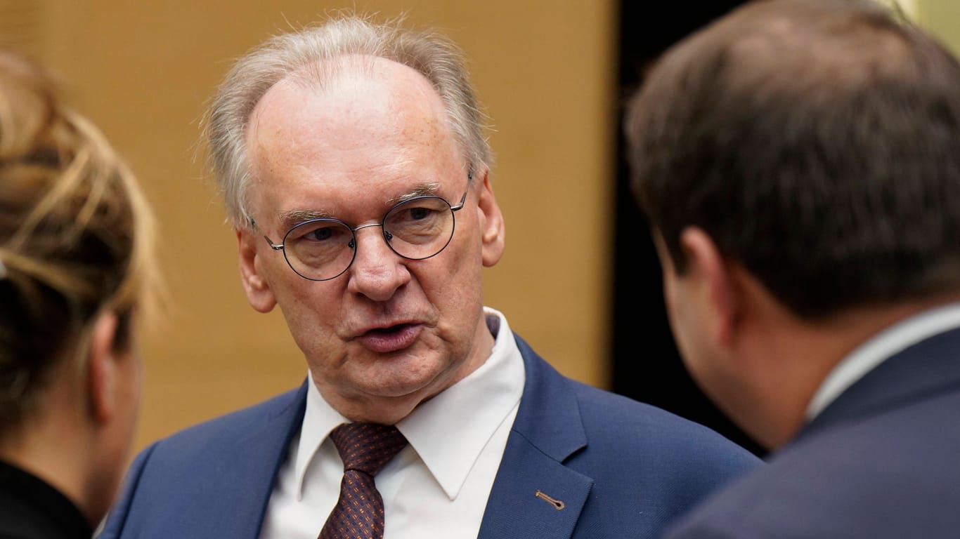 Reiner Haseloff (CDU), Ministerpräsident des Landes Sachsen-Anhalt: Besonders der fehlende rechtliche Rahmen bei der Bezahlkarte stört den Landesvater.