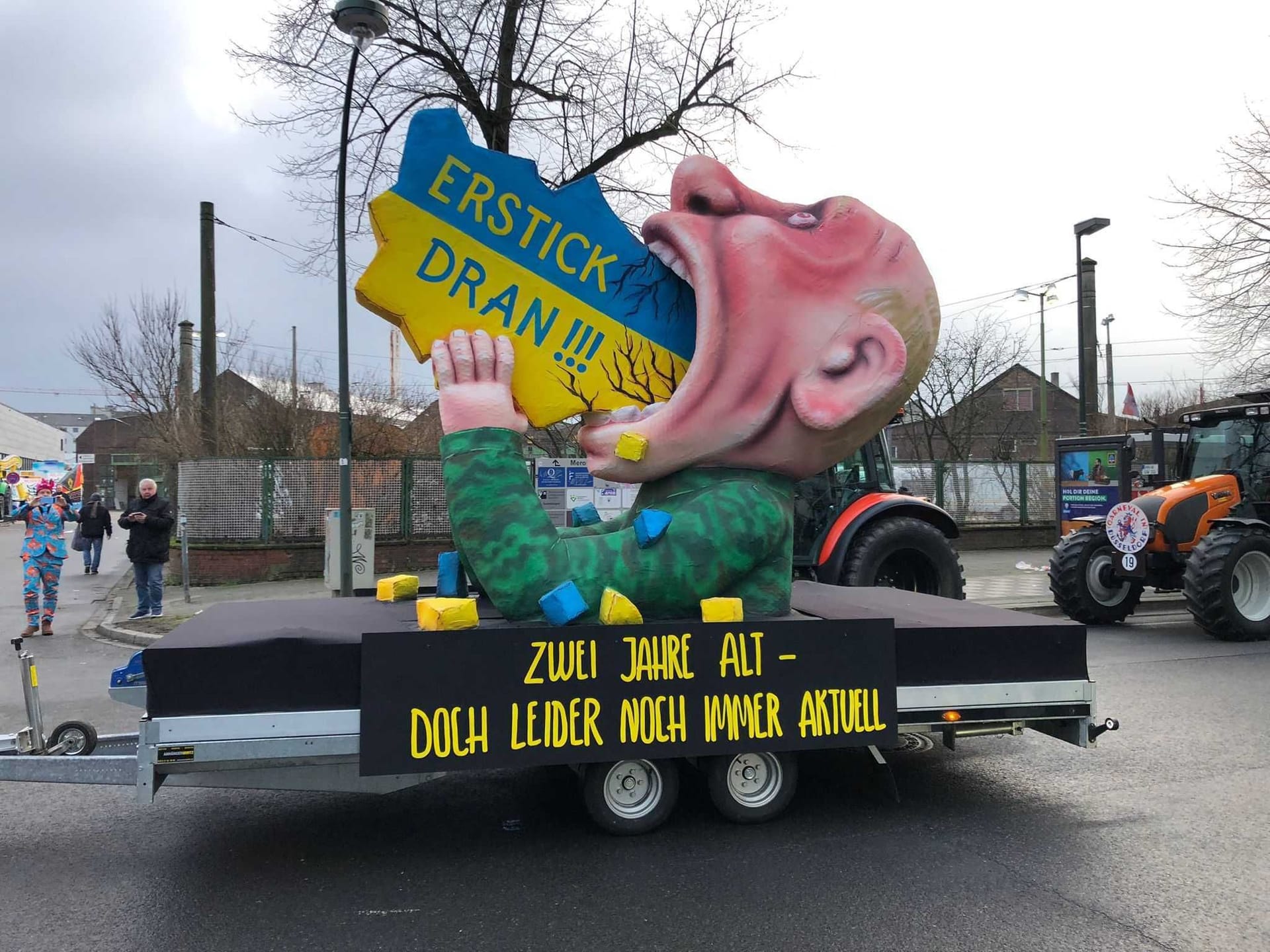 Dieser Mottowagen mit der Kritik an Putins Angriffskrieg auf die Ukraine fährt nicht zum ersten Mal beim Rosenmontagszug mit: "Zwei Jahre alt – doch leider noch immer aktuell." Dieser Mottowagen mit der Kritik an Putins Angriffskrieg auf die Ukraine fährt nicht zum ersten Mal beim Rosenmontagszug mit: "Zwei Jahre alt – doch leider noch immer aktuell."