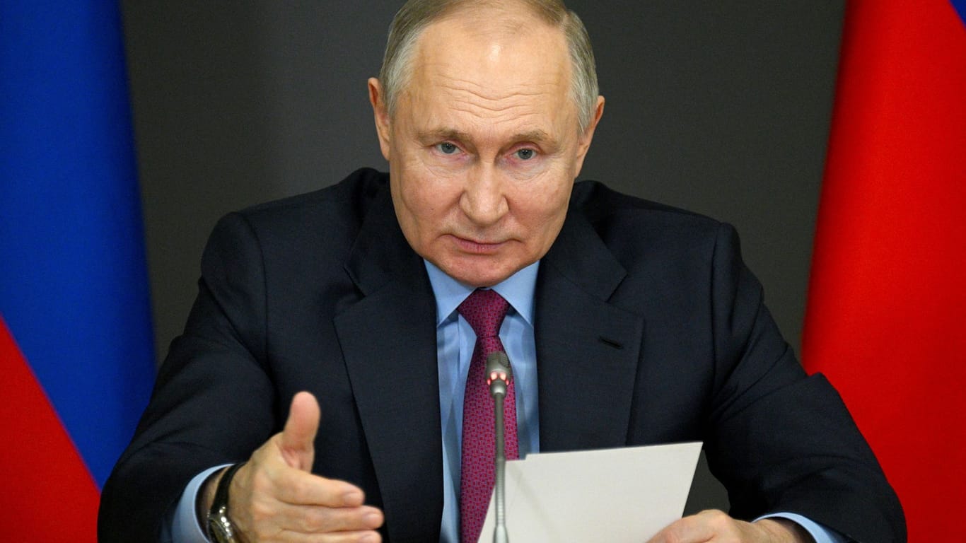 Präsident Wladimir (Archivbild): Sein Militär greift im Nordosten der Ukraine auf vier geografische Achsen an.