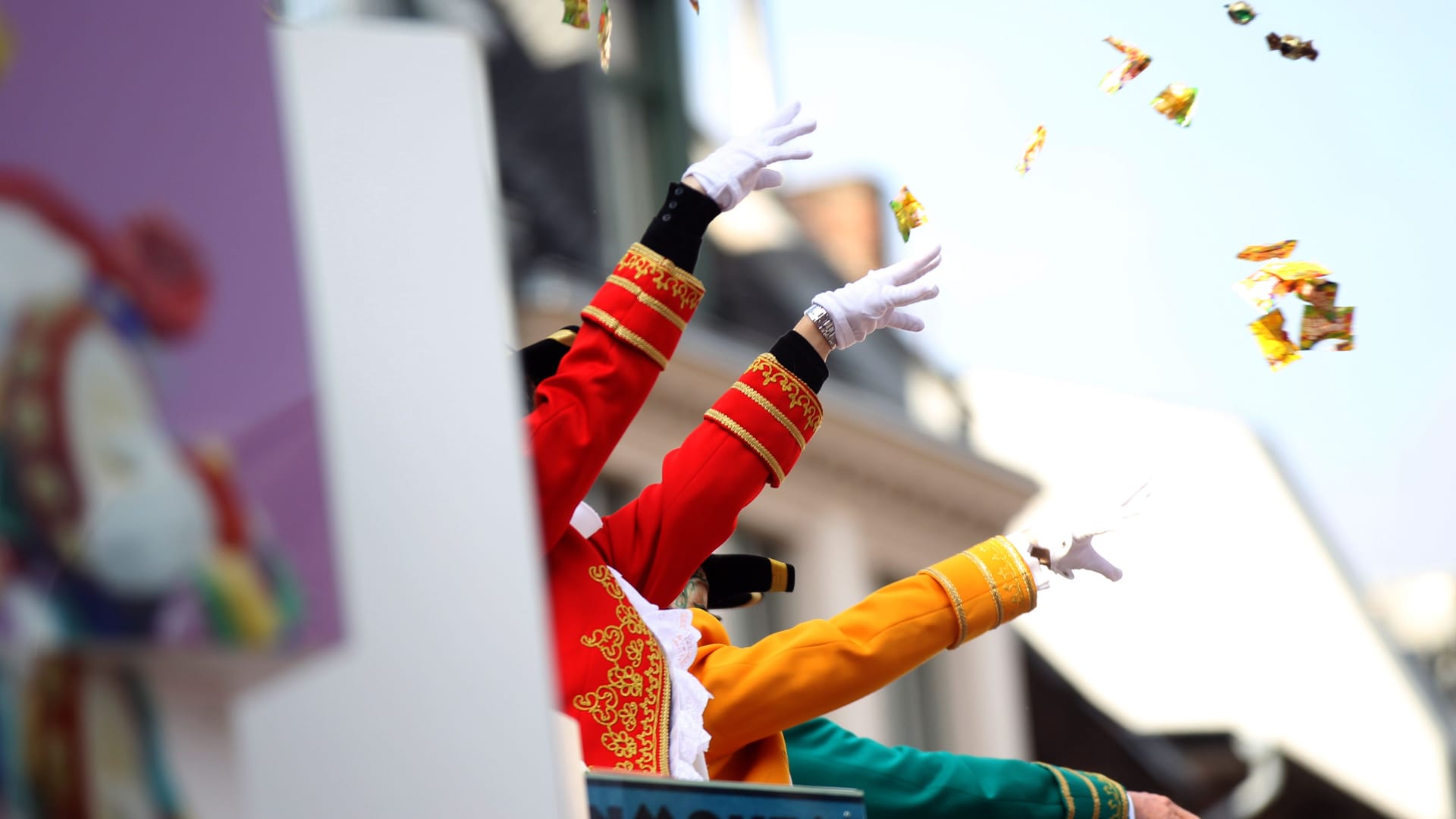 Köln: Beim Kölner Rosenmontagszug gilt für Karnevalisten in diesem Jahr ein strenges Verbot, Kamelle - also Süßigkeiten - in den Rhein zu werfen.