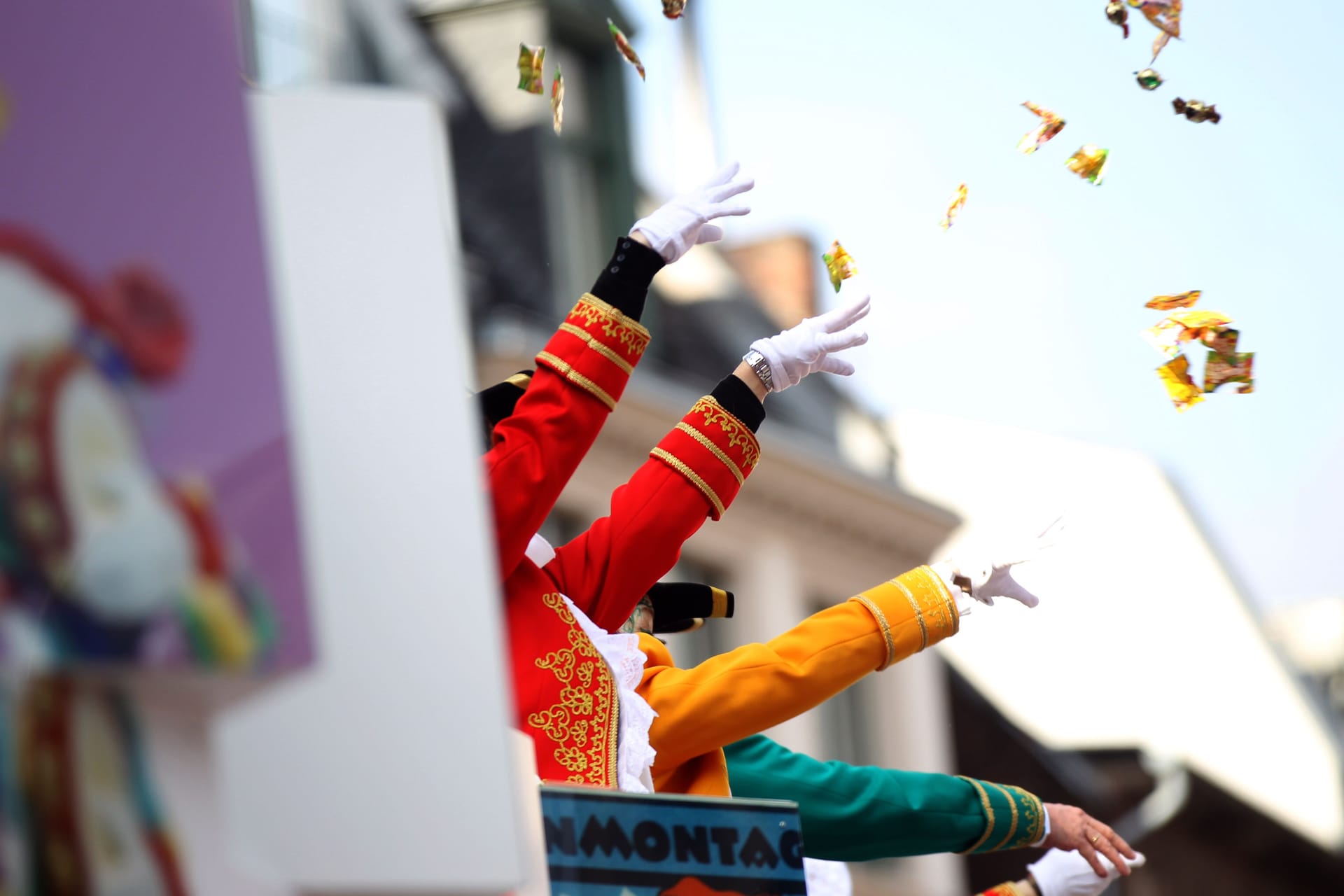 Köln: Beim Kölner Rosenmontagszug gilt für Karnevalisten in diesem Jahr ein strenges Verbot, Kamelle - also Süßigkeiten - in den Rhein zu werfen.