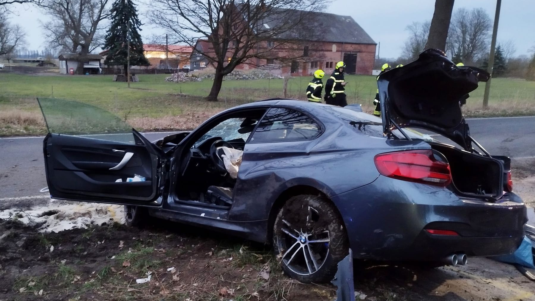 Oberhavel: Frau Wird Bei Kremmen Aus Auto Geschleudert – Sofort Tot