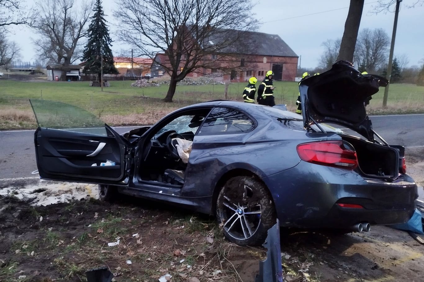 Unfallauto auf einer Landstraße bei Kremmen: Eine Seniorin verstarb noch am Unfallort.
