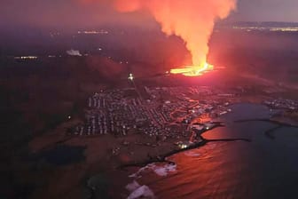 Lava steigt aus einer Erdspalte nahe dem Ort Grindavík in die Höhe (Archivfoto): Für viele Anwohner ist die Unsicherheit, ob sie jemals wieder zurückkehren können, das schlimmste.